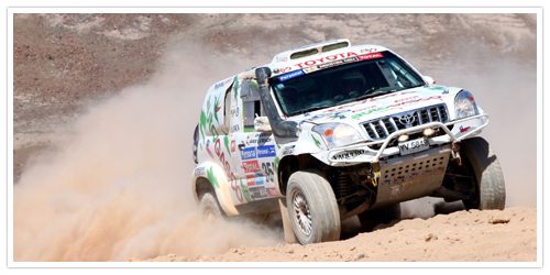 Toyota Prado CNG zespołu Gasco z napisami sponsorów na Rajdzie Dakar 2011