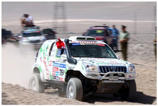 Toyota Prado CNG numer 354 z logami sponsorów na trasie Rajdu Dakar 2011