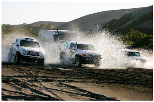 Trzy terenówki zespołu Gasco zasilane CNG na starcie Rajdu Dakar 2011 w pustyni