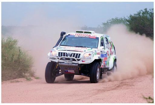 Toyota Prado CNG numer 354 podczas wyścigu Rajdu Dakar 2011 w pustyni