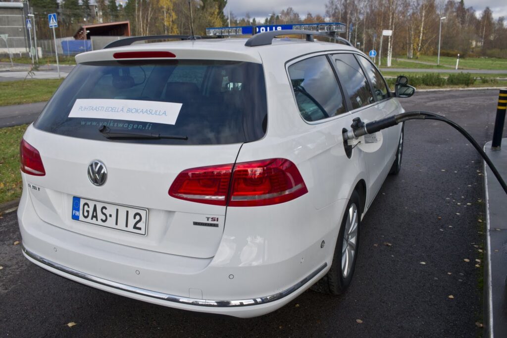 Tankowanie fińskiego radiowozu VW Passat zasilanego gazem ziemnym CNG