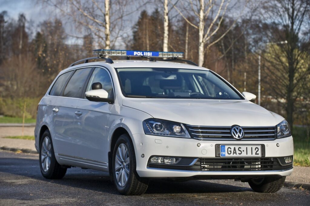 VW Passat EcoFuel na CNG w czarno-białym lakieru fińskiej Policji