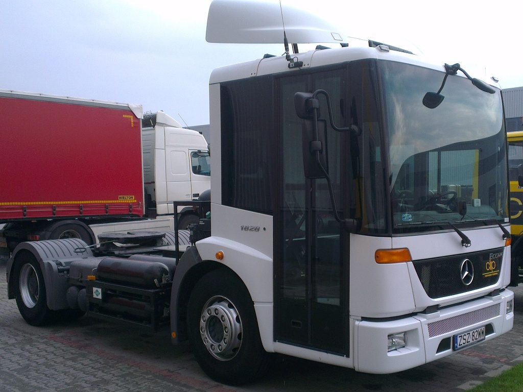 Mercedes Econic NGT biały-czarny zasilany gazem ziemnym na parkingu