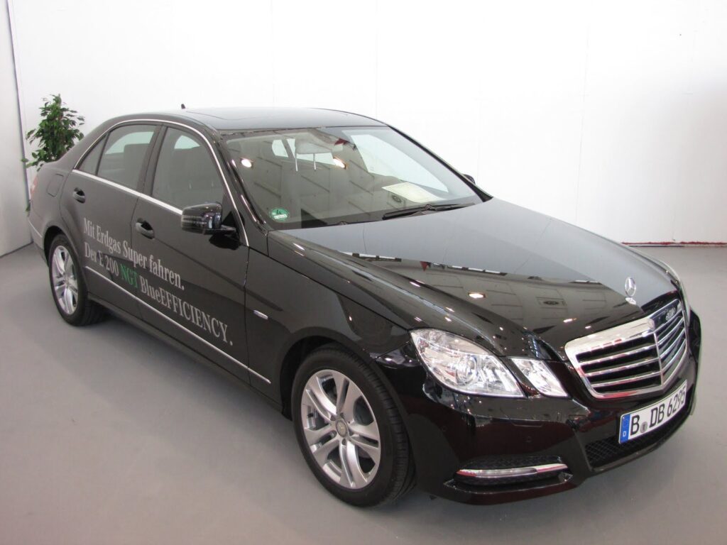 Mercedes E 200 NGT zasilany CNG na targach w Berlinie