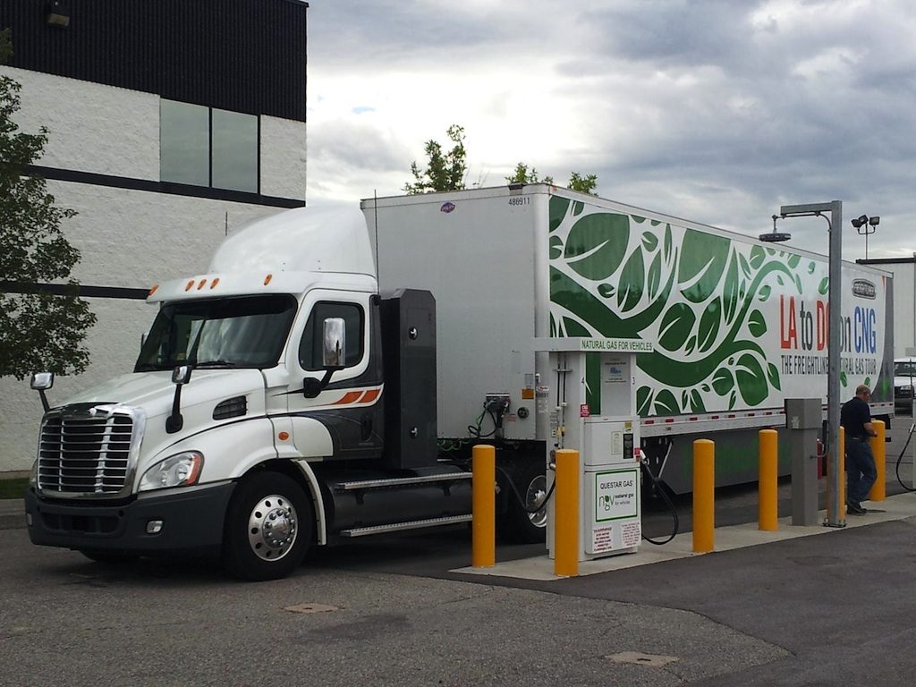 Freightliner Cascadia 113 NG przy stacji tankowania gazu naturalnego CNG
