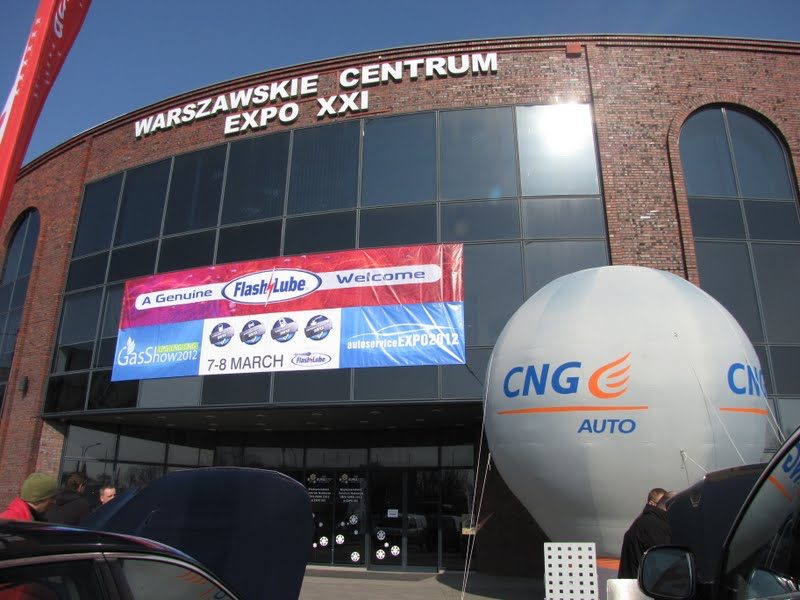 Wejście do Warszawskiego Centrum EXPO XXI z banerem GasShow 2012 i balonem reklamowym CNG Auto