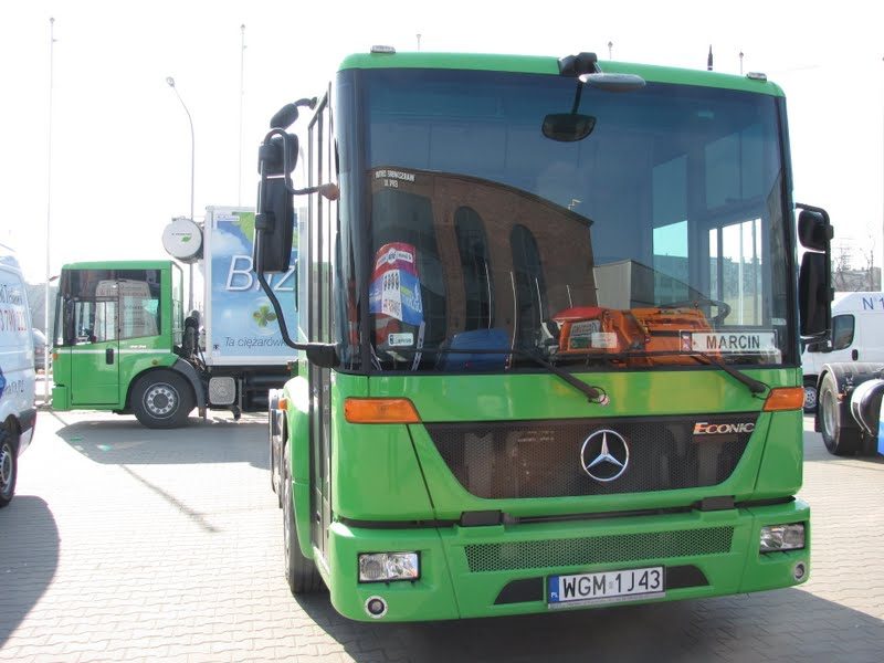 Zielony autobus miejski Mercedes-Benz Econic z tabliczką Marcin na wystawie pojazdów CNG