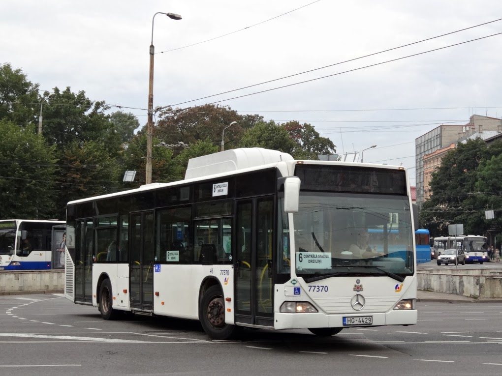 Mercedes Citaro z biogaz-dieselem CNG w Jurmali, zbliżenie na obudowę pojazdu