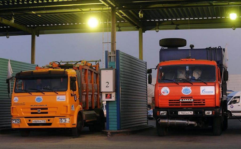 Pojazdy ciężarowe Kamaz zasilane gazem CNG pomarańczowe