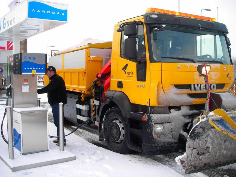 Wnętrze urządzenia do tankowania CNG na stoisku PGNiG z panelem sterowania i wężami tankującymi, targi motoryzacyjne