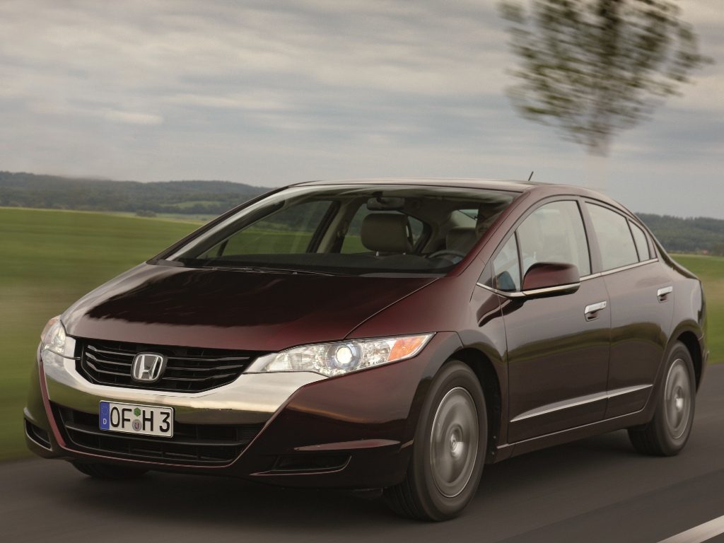 Honda FCX Clarity fioletowy samochód na wodór przód