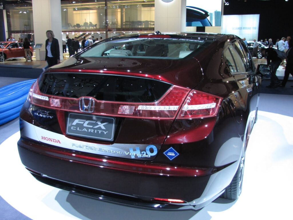 Honda FCX Clarity biały pojazd na wodór, widok boczny ze szczegółami
