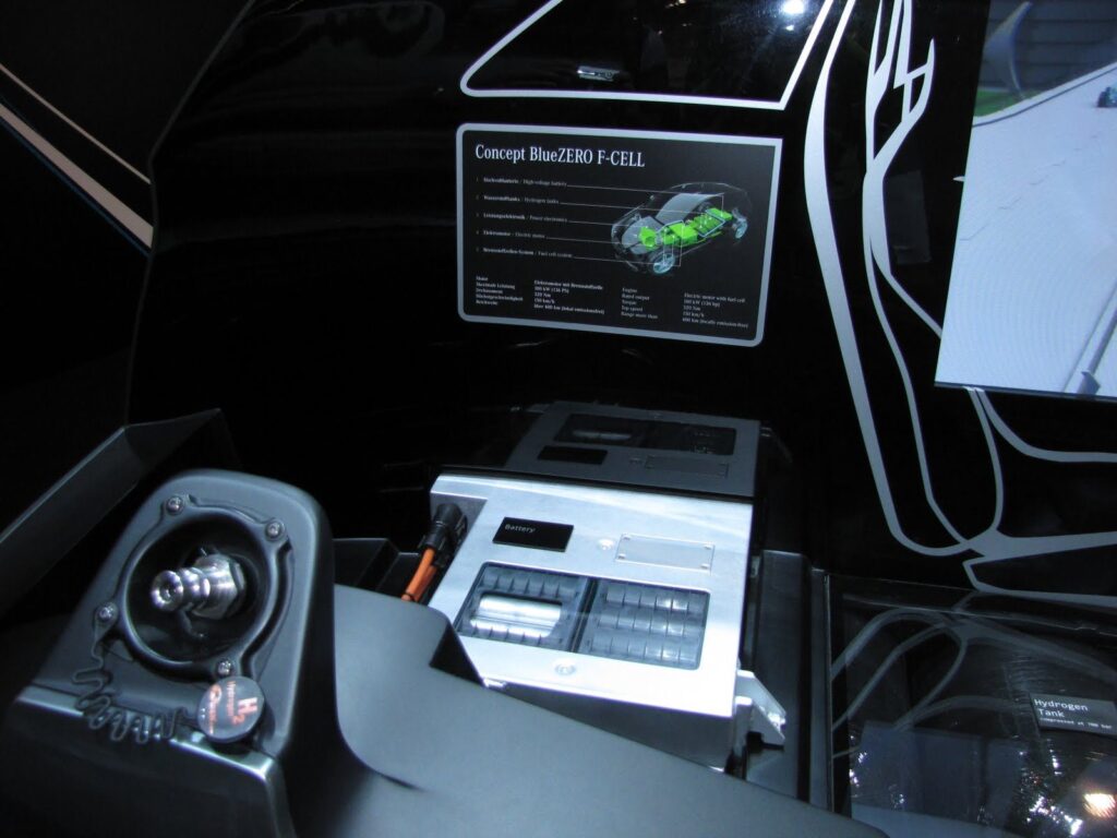 Mercedes B F-CELL prototyp drugiej generacji, widok boczny pojazdu