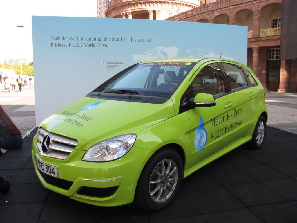 Mercedes B F-CELL zielony pojazd wodorowy na targach frankfurckich