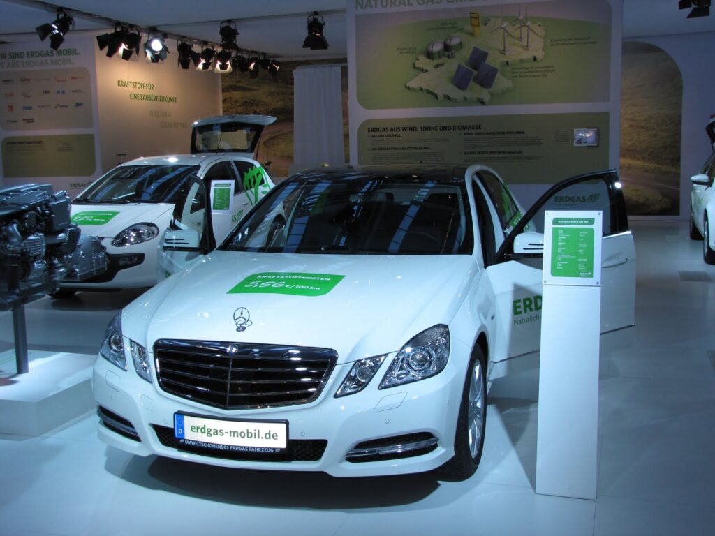 Mercedes E NGT i Fiat Punto Natural Power na targach, pojazdy CNG