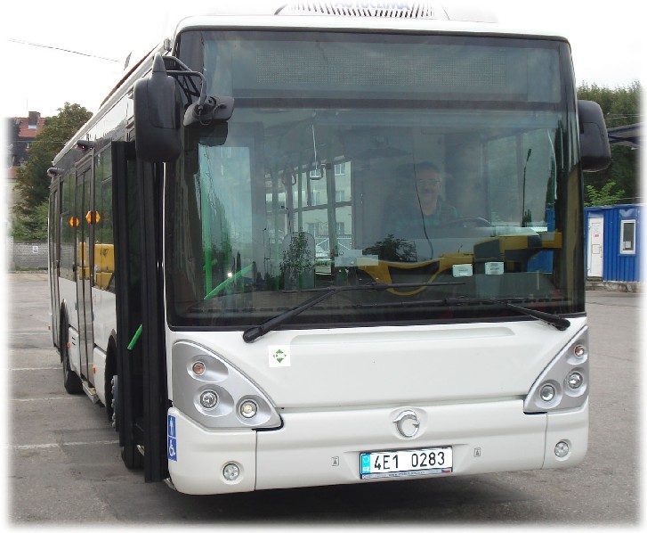 Biały przegubowy autobus Irisbus Citelis CNG na placu manewrowym z tablicą rejestracyjną 4E1 0283