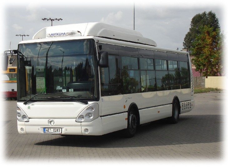 Autobus Irisbus Citelis biały i szary na ulicy, testy CNG w Inowrocławiu