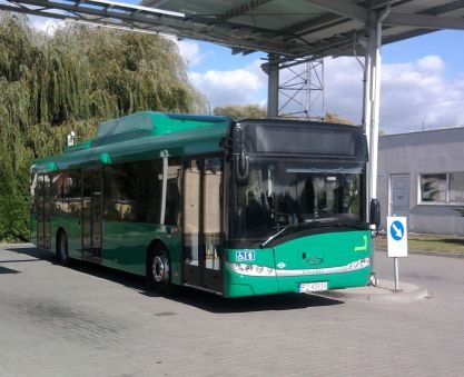 Autobus Solaris zielony na parkingu, test pojazdu CNG w Inowrocławiu