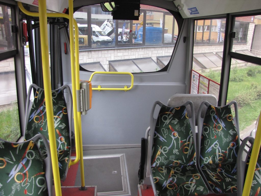 Przód autobusu Kapena 65C Urby CNG z reflektorami i logo