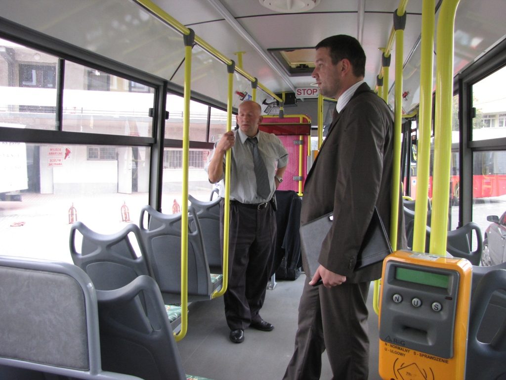 Wnętrze autobusu Kapena 65C Urby CNG z poręczami i siedzeniami