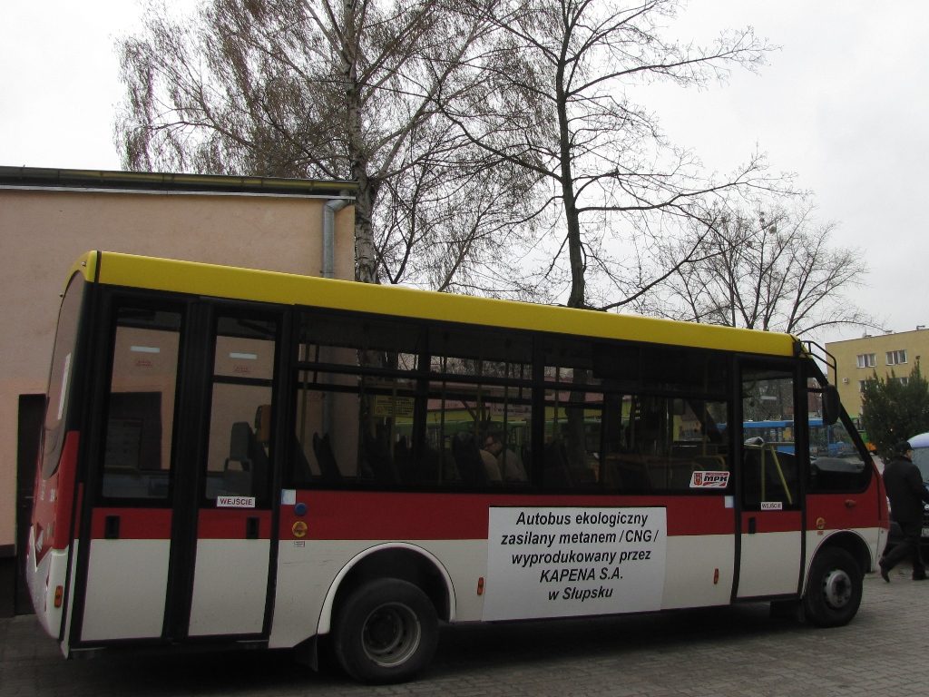 Tył autobusu Kapena 65C Urby CNG z napisami informacyjnymi