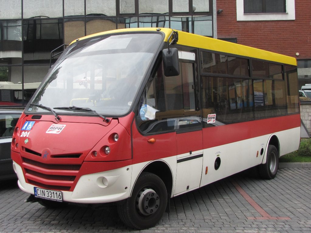 Prawy profil autobusu Kapena 65C Urby CNG na postoju