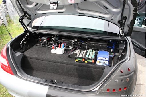 Aparatura pomiarowa podczas testów Mercedesa SLK zasilanego sprężonym gazem CNG
