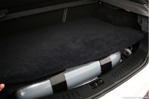 Zbiorniki sprężonego gazu CNG ukryte w zakamarach Mercedes SLK