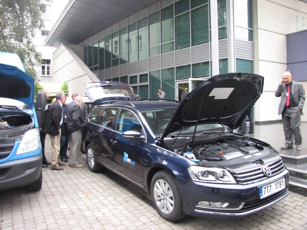 Uczestnicy konferencji podczas przeglądania pojazdów zasilanych CNG