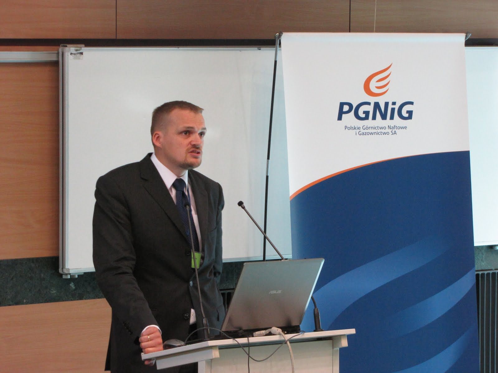 Prelegent projektu Biomaster przy mównicy na konferencji AGH 2011