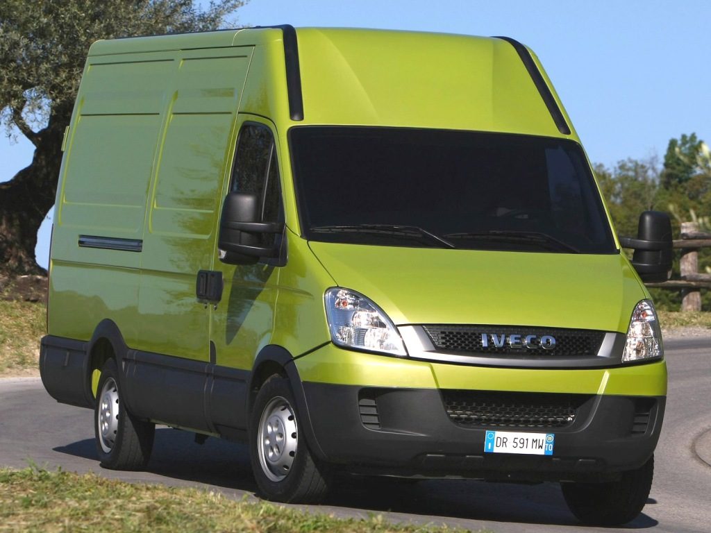 Zielony dostawczy Iveco Ecodaily jadący szosą, widok z przodu z logo Iveco na atrapie chłodnicy