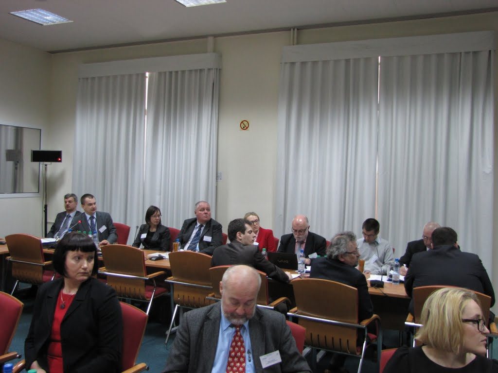 Urzędnicy rządowi siedzący przy konferencji CNG w Warszawie