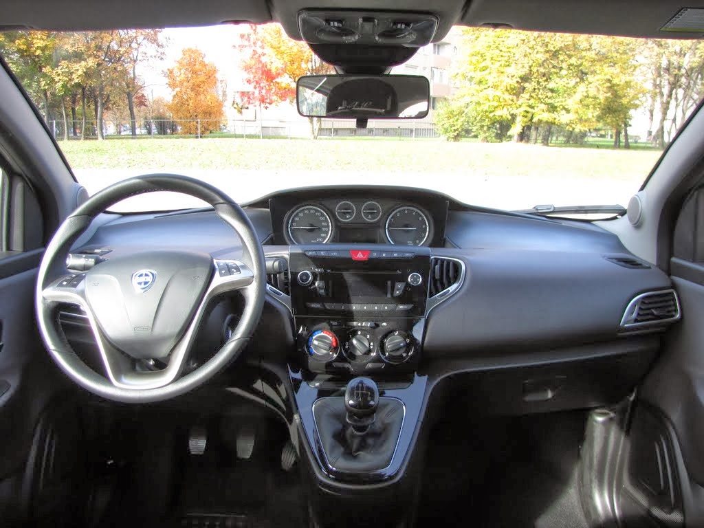 Wnętrze Lancii Ypsilon CNG — deska rozdzielcza z kierownicą i przyciskami kontroli klimatyzacji