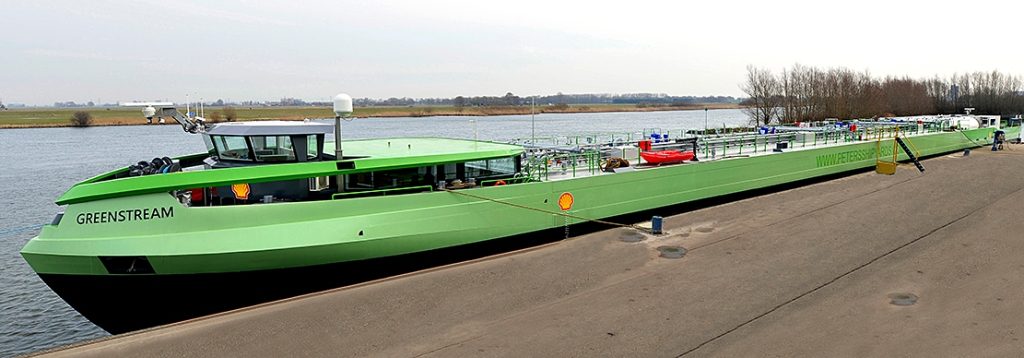 Barka Greenstream zasilana gazem LNG podczas rejsu na rzece