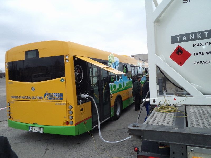 Autobus Solbus zasilany gazem LNG z logiem Gazprom podczas testów w Toruniu