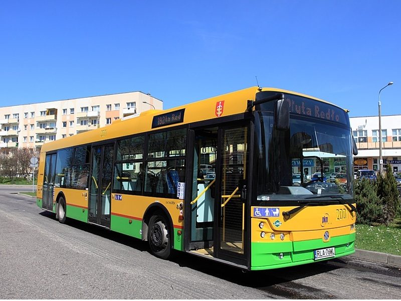 Autobus Solbus LNG Gazprom z zielonym pasem na stacji w Gdyni
