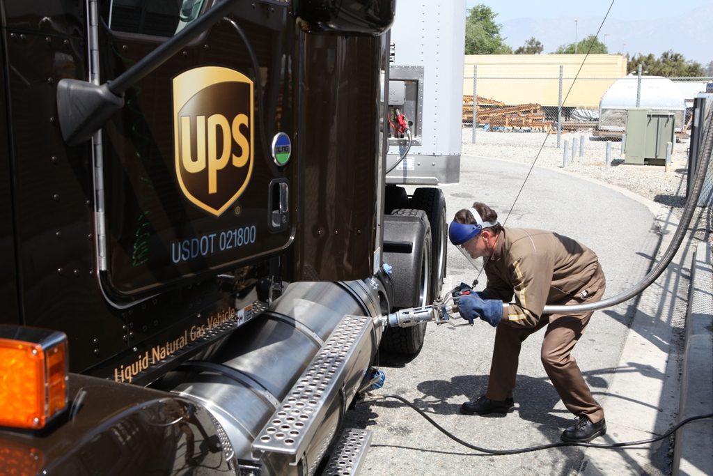 Tankowanie LNG do ciężarówki UPS na stacji paliwowej