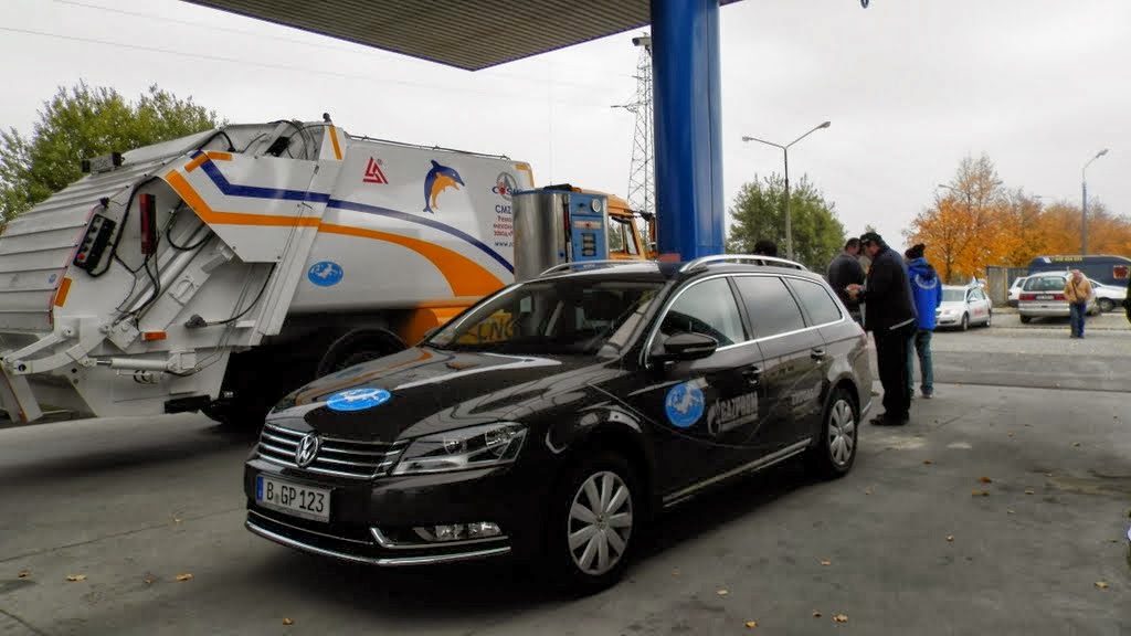 Autobus Solbus zasilany LNG z logo Gazprom Germania na terenie wystawy