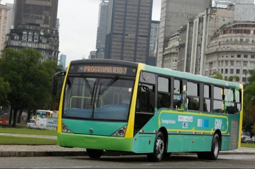 Autobus MAN zasilany CNG i dieslem w Rio de Janeiro z pomarańczowo-zieloną kabiną
