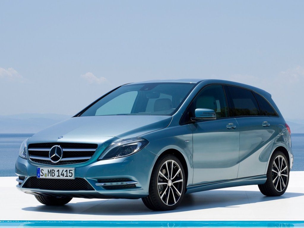 Mercedes B 200 NGD zasilany gazem naturalnym - widok przodu samochodu