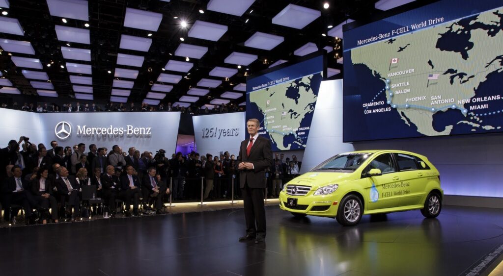 Mercedes B F-CELL zasilany wodorem H2 z technologią paliwową F-CELL