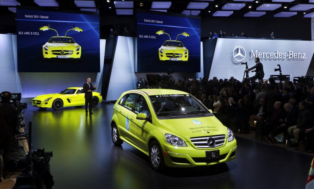 Mercedes B F-CELL hydrogen na targach w Detroit w kolorze żółtym