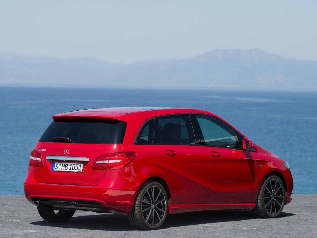 Mercedes B 200 NGT zbliżenie na przód pojazdu z grillem i logo Mercedes-Benz