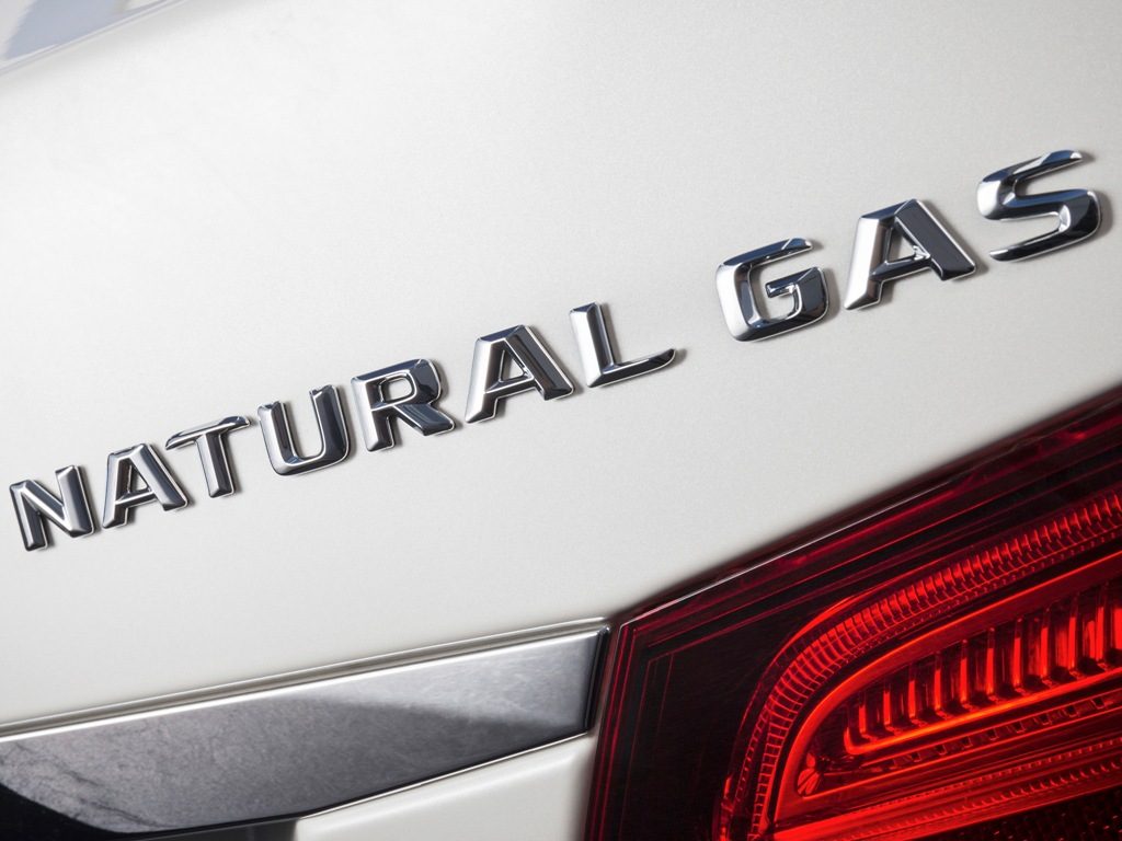 Oznaczenie wersji NGD na tylnym nadwoziu Mercedesa E 200