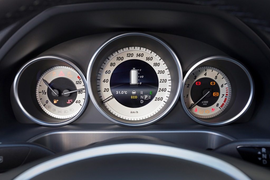 Widok panelu sterowania instalacją CNG zintegrowany z elektroniką Mercedesa E 200 NGD