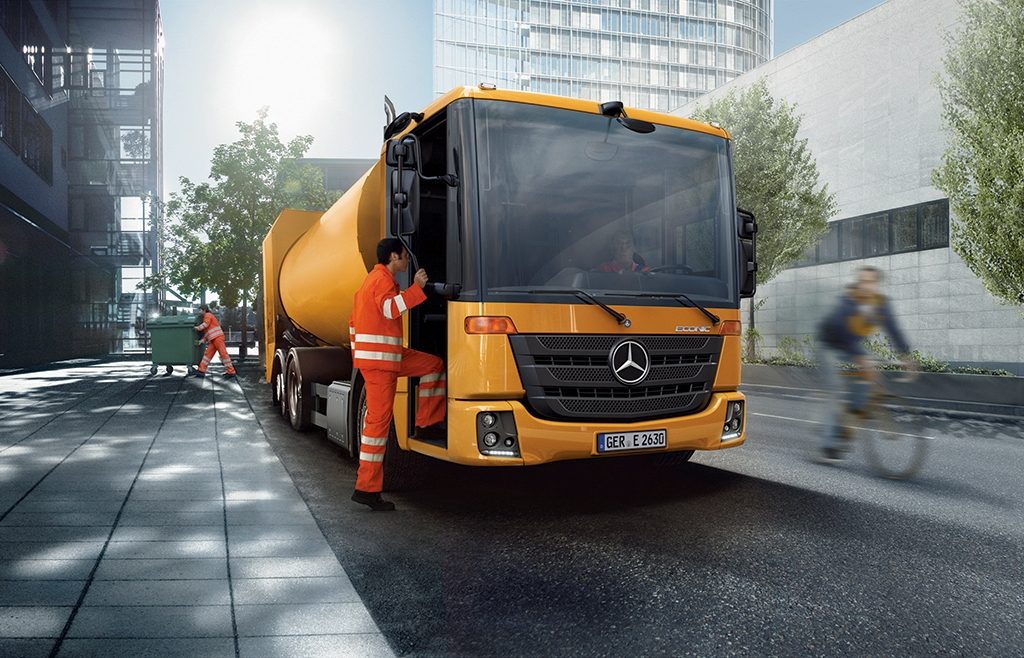 Mercedes Econic NGT śmieciarka z widoczną komorą załadowczą na CNG