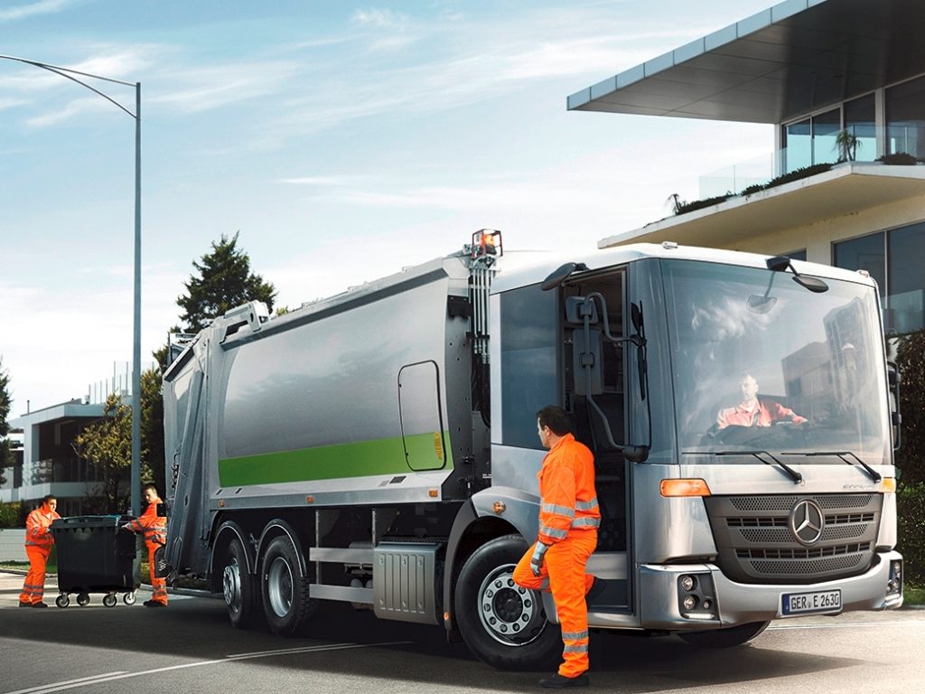 Mercedes Econic NGT 2013 – śmieciarka na gaz ziemny z załogą