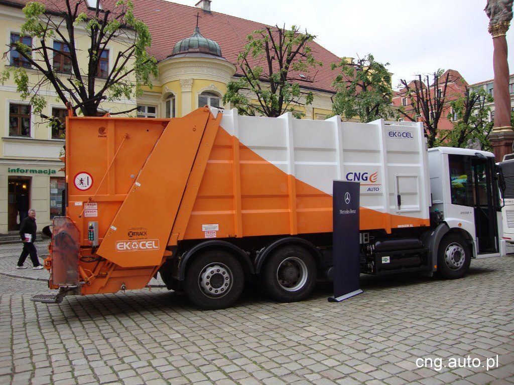 Mercedes Econic NGT śmieciarka widok boczny pojazdu CNG