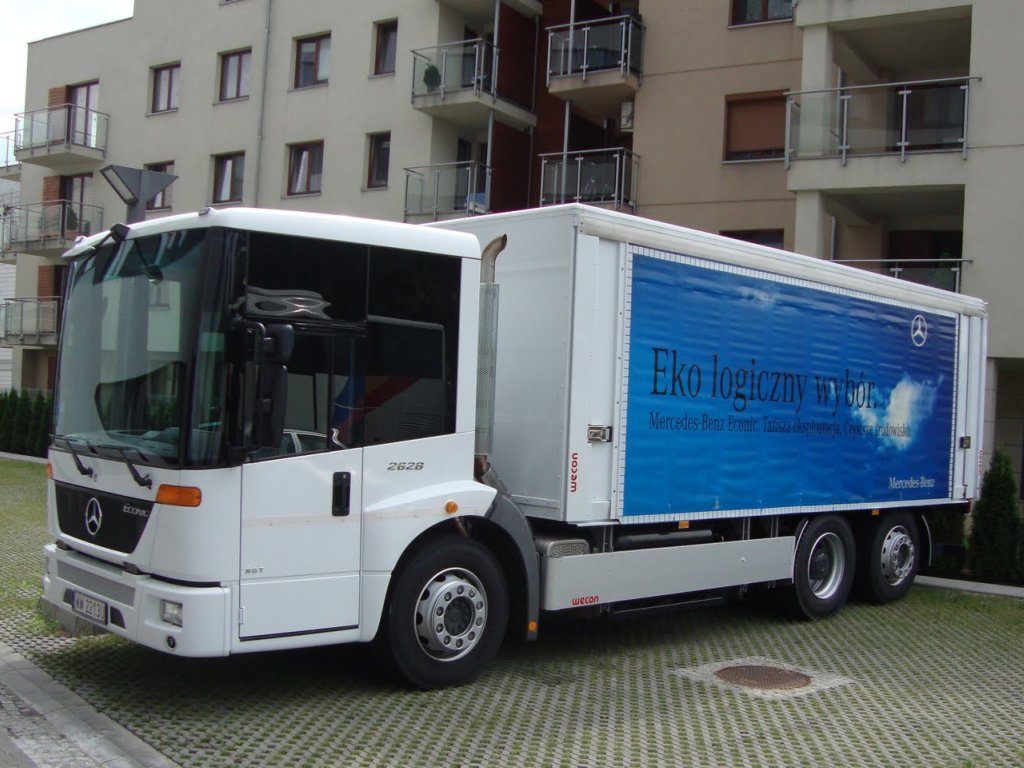 Mercedes Econic NGT dystrybucja – widok boczny ze zbiornikami