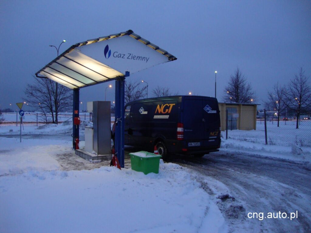 Mercedes Sprinter NGT - widok z tyłu pojazdu dostawczego na gaz CNG